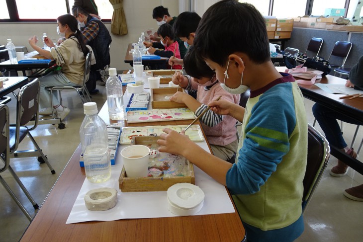 色塗りに熱中するお子さん